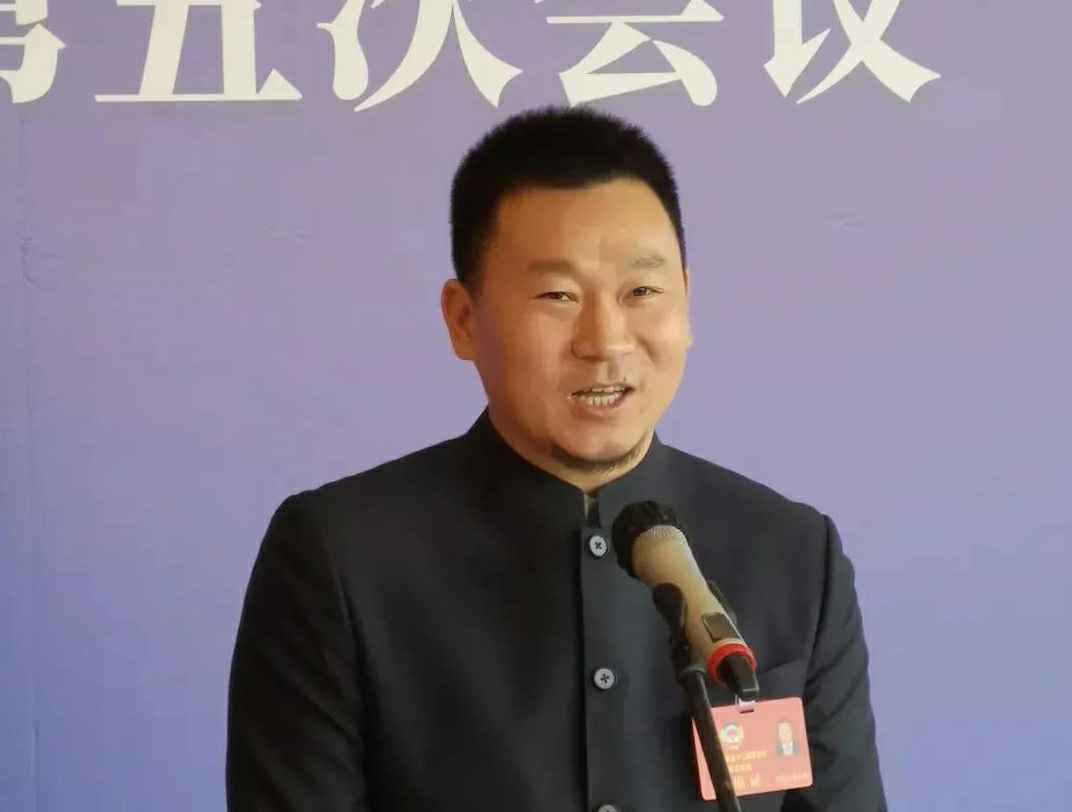 为进一步展示市政协团结、民主、开放、自信的形象，向市民和网友展示政协委员的履职风采，中山市政协十二届五次会议在2月4日上午开幕前开设“委员通道”，市政协委员、米兰官方站页面登录入口-米兰MiLan(中国)公司总经理陈朝阳走进“委员通道”，回应社会关切的问题。他就如何做好城市应急管理规划的问题进行发言，并回答记者提问。.jpg